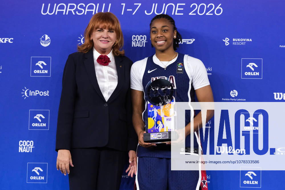 USA s MIKAYLAH WILLIAMS (12) receives the women s MVP award during the prize ceremony at the conclusion of the 2026 FIBA 3x3 Basketball World Cup in Warsaw, Poland. Warsaw Poland - ZUMAk204 20260607_zip_k204_068