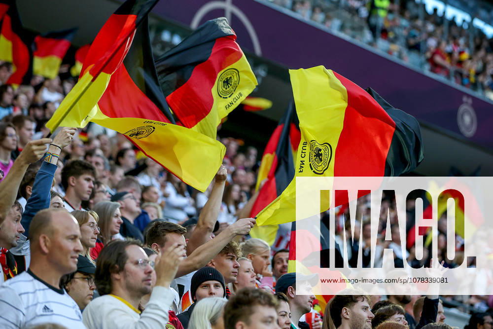 Fußball, Länderspiel, WM Qualifikation Frauen, Deutschland - Norwegen, Rhein-Energie-Stadion in Köln: Fans mit Deutschlandfahnen feiern das Tor zum 1:0 DFB regulations prohibit any use of photographs as image sequences and or quasi-video. Photo: xSandraxScherningxPressefotoKochx Nordrhein-Westfalen Germany