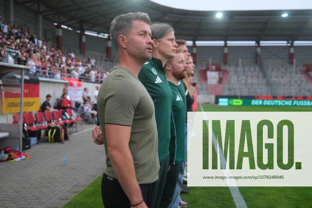 Fußball Frauen 2025 2026 U23-Länderspiel Deutschland - Dänemark Leuna-Chemie-Stadion Halle Michael Urbansky (Deutschland, Trainer) während der Nationalhymne. Halle Sachsen-Anhalt Deutschland