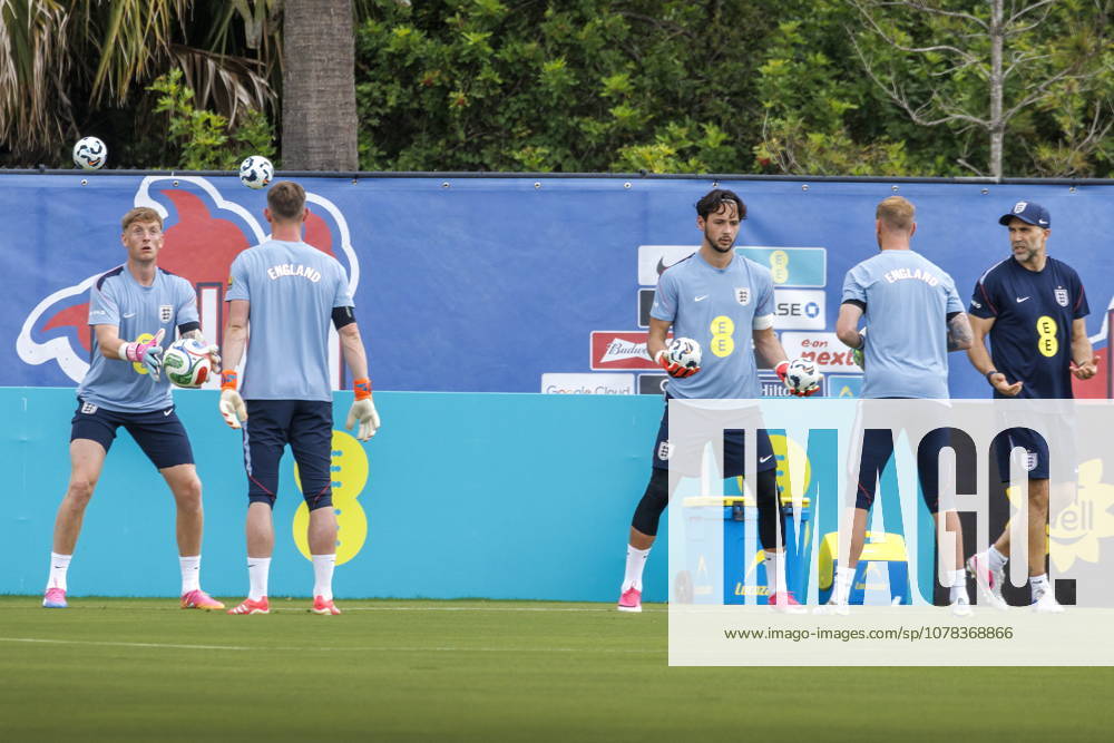 FIFA World Cup, WM, Weltmeisterschaft, Fussball 2026 preparations - England training session England s goalkeeper Jordan Pickford (L) and teammates attend a training session in Palm Beach Gardens, Florida, USA, 09 June 2026. England are drawn in Group L of the upcoming FIFA World Cup 2026 starting on 11 June 2026 and running until 19 July 2026. PALM BEACH GARDENS FLORIDA United States