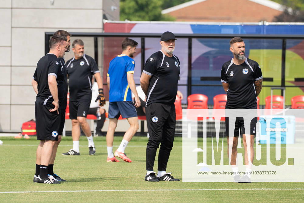 Sergej BARBAREZ Head Coach of Bosnia and Herzegovina national football team and his staff during the training day ahead the 2026 FIFA World Cup, WM, Weltmeisterschaft, Fussball Group B match against Canada at Centennial Park. on June 9, 2026 in Toronto, Canada. Toronto Canada - ZUMAe321 20260609_zsa_e321_087
