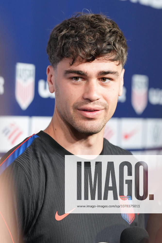 US player Giovanni Reyna speaks to reporters ahead of a training session in Irvine, United States, 09 June 2026. US national team, Nationalteam training ACHTUNG: NUR REDAKTIONELLE NUTZUNG