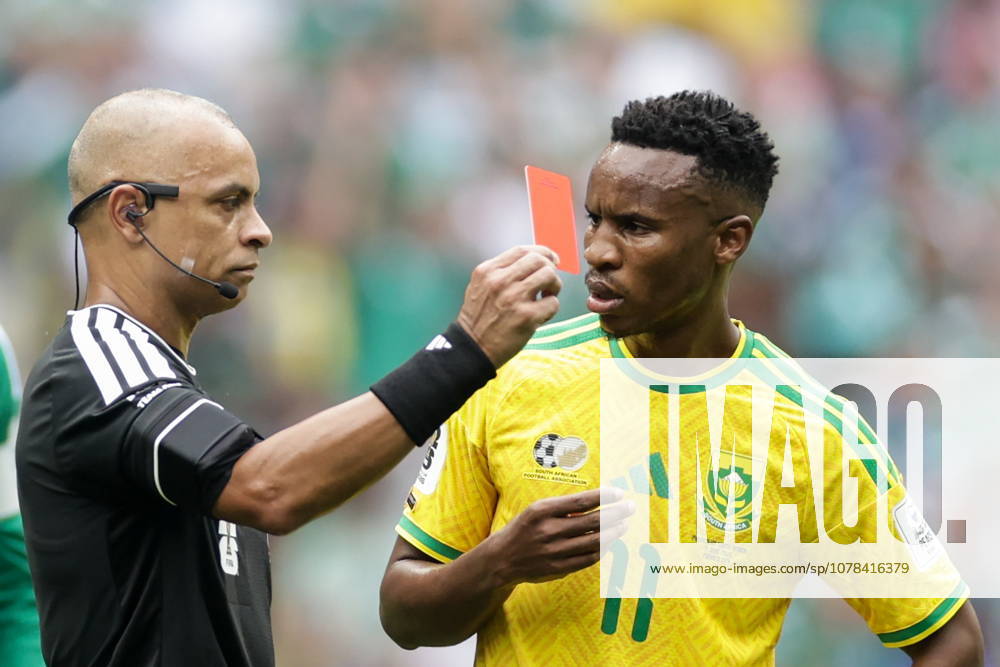 Referee WILTON SAMPAIO (L) and South Africa s THEMBA ZWANE in the 2026 FIFA World Cup, WM, Weltmeisterschaft, Fussball Group A football match between Mexico and South Africa at Mexico City Stadium. World Cup 2026: Mexico 2:0 South Africa - ZUMAt113 20260611_zaa_t113_420
