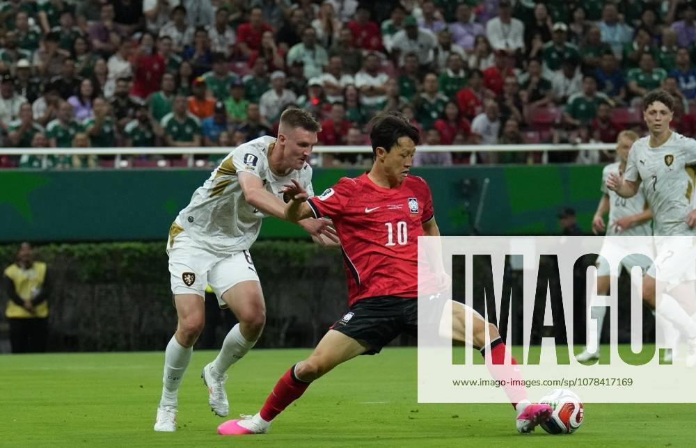 South Korea v Czechia - FIFA World Cup, WM, Weltmeisterschaft, Fussball 2026 - Group A ZAPOPAN, MEXICO - JUNE 11: Stepan Chaloupek (6) of Czechia in action against Lee Jae-sung (10) of South Korea during the 2026 FIFA World Cup First Stage Group A match between South Korea and Czechia at Estadio Akron (Guadalajara Stadium) in Zapopan, Guadalajara, Mexico on June 11, 2026. Luciano Gonzalez Anadolu Zapopan Mexico. Editorial use only. Please get in touch for any other usage.