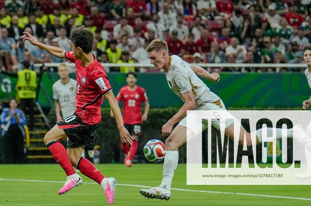 South Korea v Czechia - FIFA World Cup, WM, Weltmeisterschaft, Fussball 2026 - Group A ZAPOPAN, MEXICO - JUNE 11: Stepan Chaloupek (6) of Czechia in action against Lee Jae-sung (10) of South Korea during the 2026 FIFA World Cup First Stage Group A match between South Korea and Czechia at Estadio Akron (Guadalajara Stadium) in Zapopan, Guadalajara, Mexico on June 11, 2026. Luciano Gonzalez Anadolu Zapopan Mexico. Editorial use only. Please get in touch for any other usage.