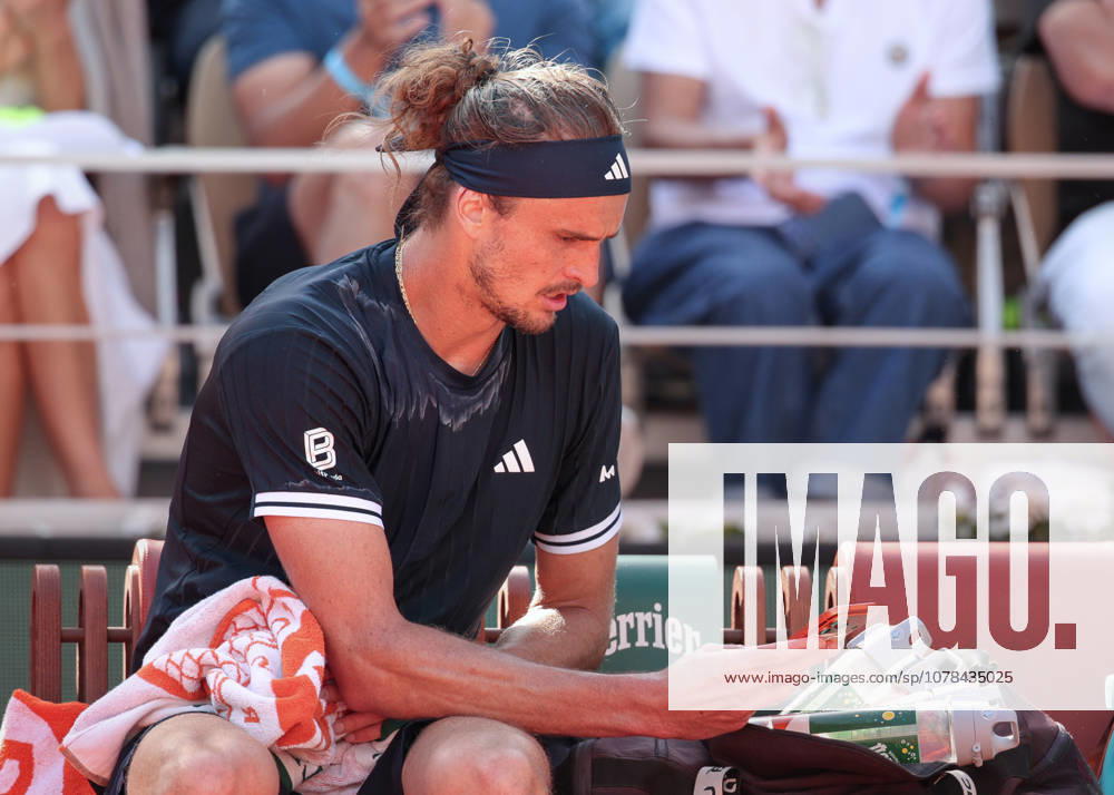 Alexander Zverev (GER) schaut auf sein Handy waehrend der Spielpause, Herren Einzel, Men s Singles, Endspiel, Final Tennis - French Open 2026 - Roland Garros - Paris - - France