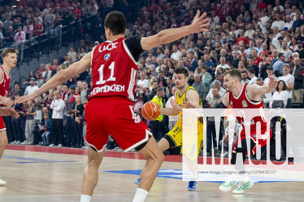 Jonas Mattisseck 9 (Alba Berlin) im Zweikampf mit Andreas Obst 13 (FC Bayern Basketball), FC Bayern Basketball vs. Alba Berlin, BBL, Finale 1, 12.06.2026 Muenchen Bayern Deutschland