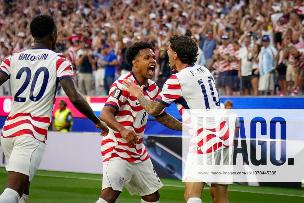 USA: Fussball FIFA World Cup, WM, Weltmeisterschaft, Fussball 2026 Gruppe D USA vs Paraguay SoFi Stadium (Los Angeles, Kalifornien): Tor und Torjubel zum 1:0 durch das Eigentor von Damian Bobadilla Damian Bobadilla (Paraguay, 16) Freude, Emotionen, Jubel Weston McKennie (USA, 8) Christian Pulisic (USA, 10) Folarin Balogun (USA, 20)