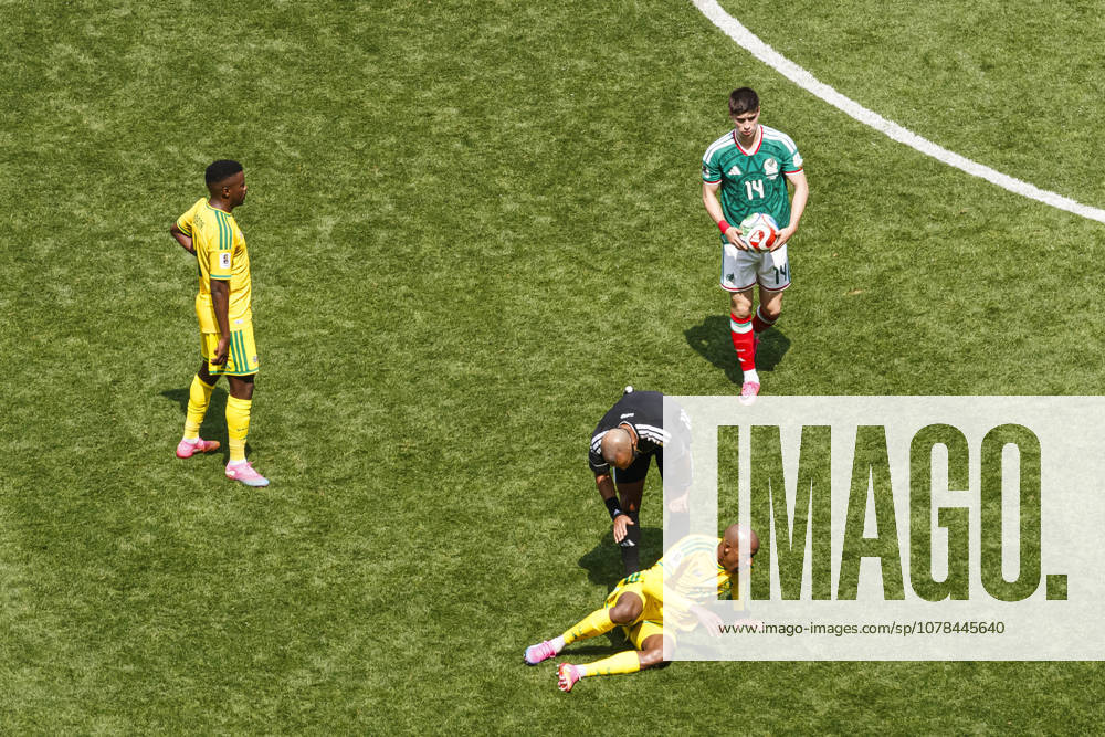 Referee Wilton Sampaio talks to Khuliso Mudau of South Africa (D) during the FIFA World Cup, WM, Weltmeisterschaft, Fussball 2026 match between Mexico and South Africa. Mexico hosted South Africa at Mexico City Stadium on June 11, 2026 in Mexico City, Mexico Soccer 2026: Mexico 2:0 South Africa - FIFA World Cup 2026 - ZUMAf196 20260603_zsp_f196_011