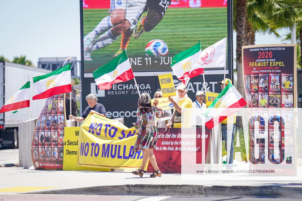USA: Fußball FIFA World Cup, WM, Weltmeisterschaft, Fussball 2026 Gruppenphase Gruppe G Iran vs Neuseeland SoFi Stadium (Inglewood, Los Angeles County, Kalifornien): Exil-Iraner demonstrieren vor dem SoFi Stadium vor einem Spiel der FIFA-Weltmeisterschaft 2026 gegen die Islamische Republik Iran. Die Aktivisten erinnern an getötete und verfolgte Sportler und fordern den Ausschluss des iranischen Fußballverbandes. Die Proteste stehen im Zusammenhang mit der Bewegung Woman, Life, Freedom.