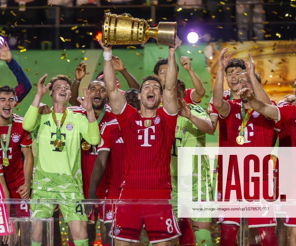 Fussball DFB-Pokal 2025 2026, Finale, FC Bayern München - VfB Stuttgart, im Olympiastadion Berlin. Der FC Bayern ist Pokalsieger, die Mannschaft feiert den Titel bei der Siegerehrung. Leon Goretzka (FC Bayern München) stemmt den Pokal in die Höhe, Torwart Jonas Urbig (FC Bayern München), Torwart Manuel Neuer (FC Bayern München), Harry Kane (FC Bayern München)