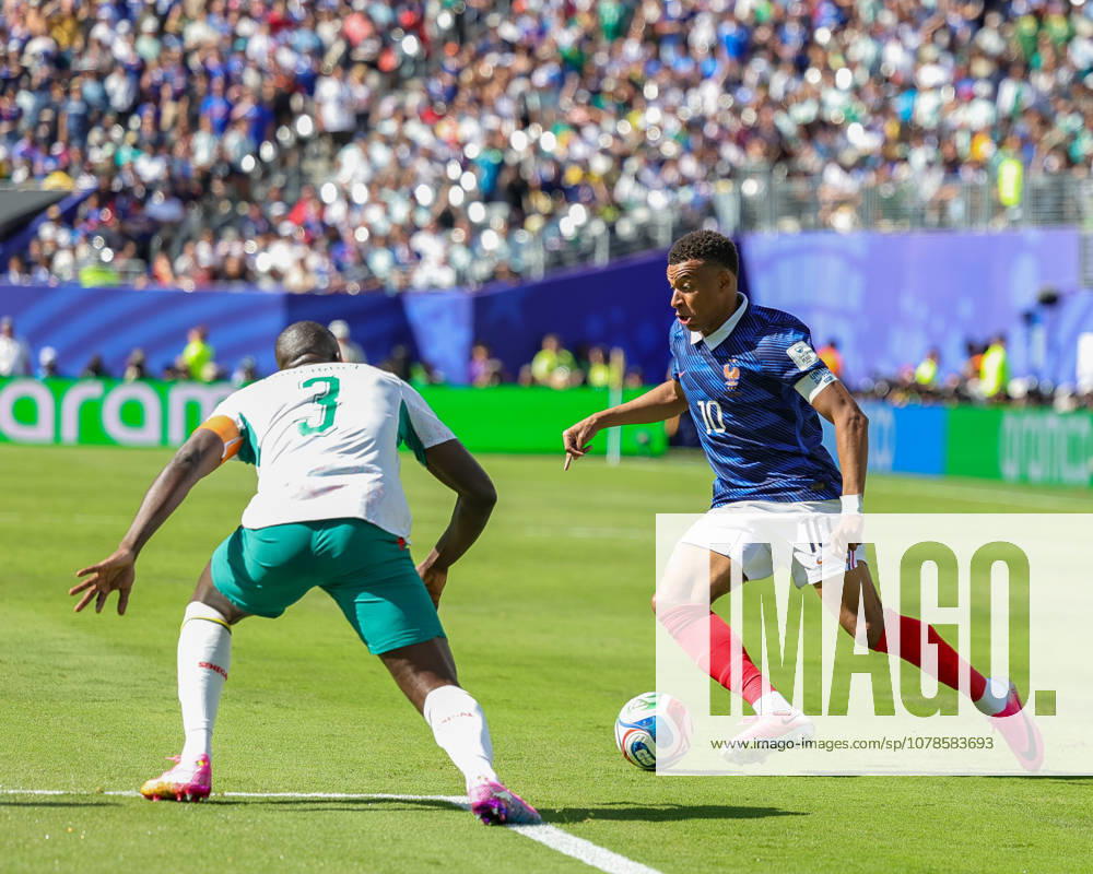 France forward KYLIAN MBAPPE (10) cuts back towards the goal past Senegal defender KALIDOU KOULIBALY (3) during the 2026 FIFA World Cup, WM, Weltmeisterschaft, Fussball match between France and Senegal at MetLife Stadium in East Rutherford, NJ East Rutherford USA - ZUMAr225 20260616_zsp_r225_001