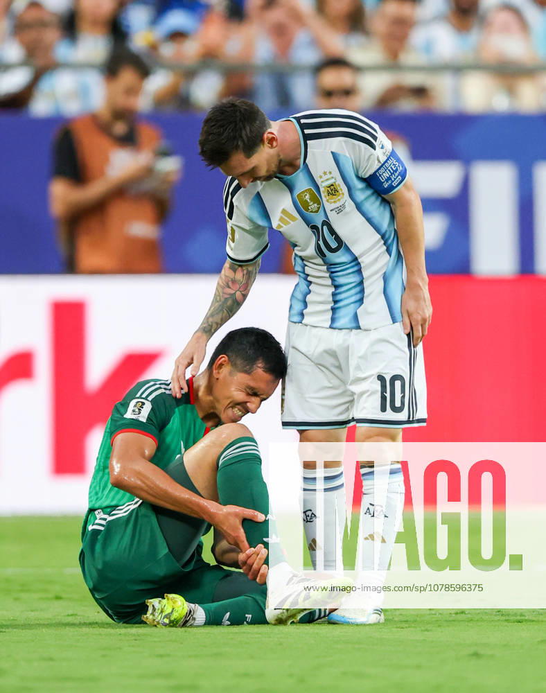 Argentina forward Lionel Messi (10) commits a foul against Algeria defender Aissa Mandi (2) at Kansas City Stadium in Kansas City, MO. CSM FIFA World Cup, WM, Weltmeisterschaft, Fussball 2026: Algeria Vs Argentina JUN 16 - ZUMAc04_ 20260617_zma_c04_044