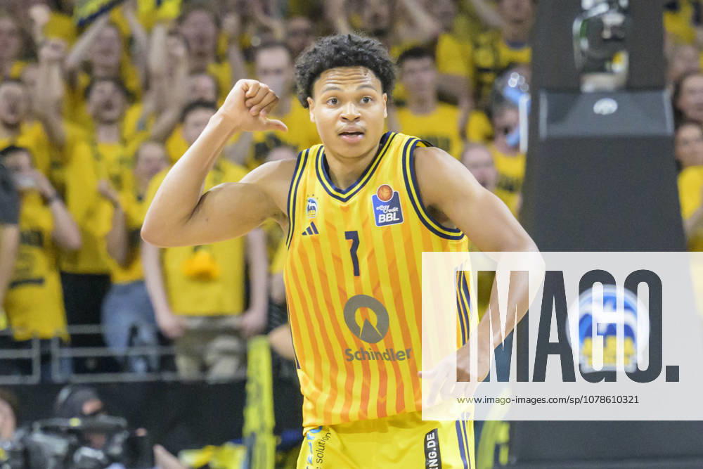 Im Bild v.l.: Jack Kayil (ALBA 7), bejubelt seinen Treffer, Korb, GER, Berlin, Basketball, Alba Berlin vs FC Bayern Basketball, Albatrosse, Finalspiel 3 um die Deutsche Meisterschaft, in der Max-Schmeling-Halle, 17.06.2026,