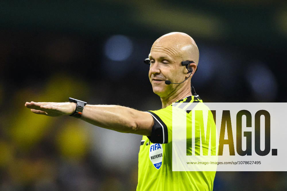 Referee Anthony Taylor gestures during the FIFA World Cup, WM, Weltmeisterschaft, Fussball 2026 match between Uzbekistan and Colombia. Uzbekistan hosted Colombia at Mexico City Stadium on June 17, 2026 in Mexico City, Mexico Soccer 2026: Uzbekistan 1:3 Colombia - FIFA World Cup 2026 - ZUMAf196 20260617_zsp_f196_036