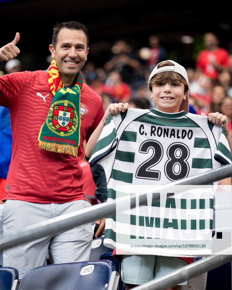 Portugal v Congo - FIFA World Cup, WM, Weltmeisterschaft, Fussball 2026 HOUSTON, U.S. June 17: Portugal fans wearing Cristiano Ronaldo Sporting Club jerseys during the match at Houston Stadium in the group stage of the FIFA World Cup between Portugal and Congo at Houston Stadium on June 17, 2026, in Houston, U.S. Houston Houston Stadium Texas USA