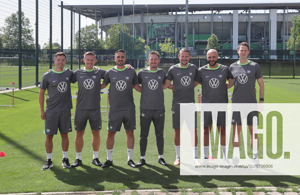 Trainer Tobias Strobl (VfL Wolfsburg) (mitte) und sein Team Fussball, Herren, Saison 2026 2027, 2. Bundesliga, VfL Wolfsburg , Saisonvorbereitung, Trainingsauftakt DFL REGULATIONS PROHIBIT ANY USE OF PHOTOGRAPHS AS IMAGE SEQUENCES AND OR QUASI-VIDEO.