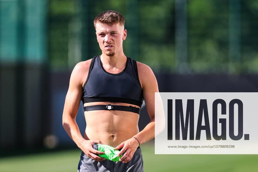 Dzenan Pejcinovic (VfL Wolfsburg,17) - 2. Fussball Bundesliga Saison 2026-2027 Trainingsauftakt VfL Wolfsburg am VfL Center in Wolfsburg - Fussball,Deutschland,Mann,Männer