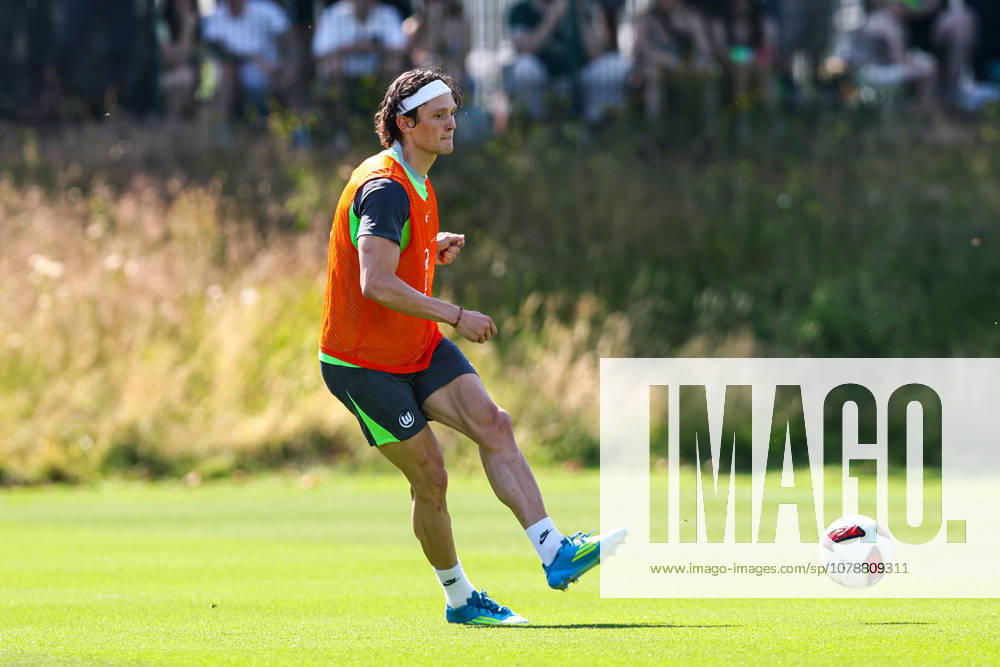 Fabian Reese (VfL Wolfsburg) - 2. Fussball Bundesliga Saison 2026-2027 Trainingsauftakt VfL Wolfsburg am VfL Center in Wolfsburg - Fussball,Deutschland,Mann,Männer