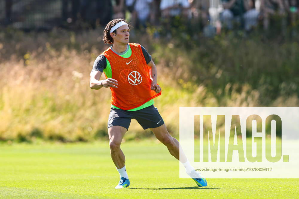 Fabian Reese (VfL Wolfsburg) - 2. Fussball Bundesliga Saison 2026-2027 Trainingsauftakt VfL Wolfsburg am VfL Center in Wolfsburg - Fussball,Deutschland,Mann,Männer