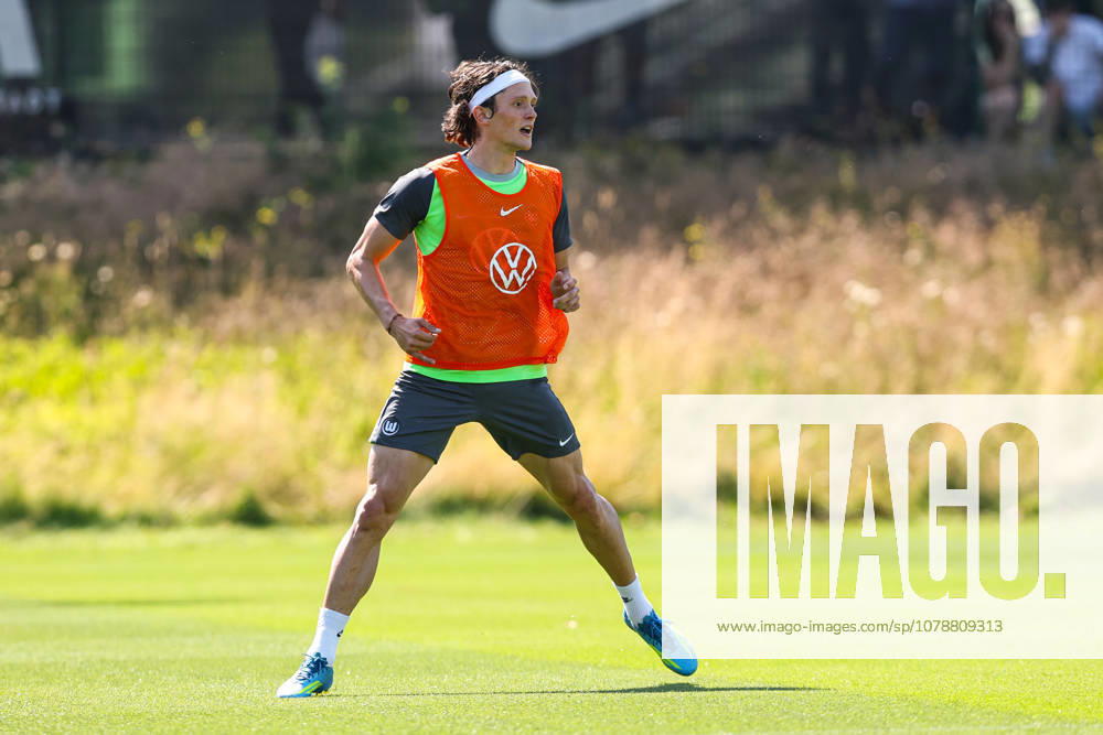 Fabian Reese (VfL Wolfsburg) - 2. Fussball Bundesliga Saison 2026-2027 Trainingsauftakt VfL Wolfsburg am VfL Center in Wolfsburg - Fussball,Deutschland,Mann,Männer