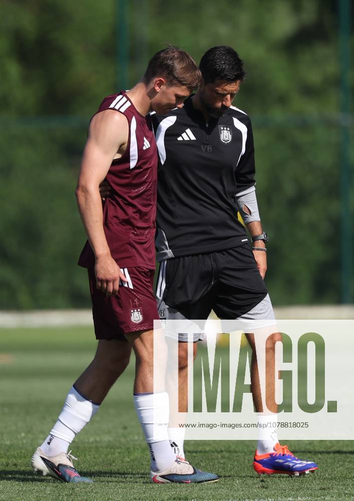 Anderlecht s Danylo Sikan and Anderlecht s head coach Vitor Bruno pictured during a training session of Belgian first division soccer team RSC Anderlecht, on Thursday 25 June 2026 in Anderlecht, in preparation of the upcoming 2026-2027 Belgian first division soccer season. VIRGINIExLEFOUR x179203900x