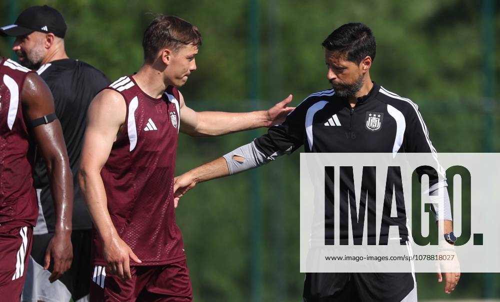 Anderlecht s Danylo Sikan and Anderlecht s head coach Vitor Bruno pictured during a training session of Belgian first division soccer team RSC Anderlecht, on Thursday 25 June 2026 in Anderlecht, in preparation of the upcoming 2026-2027 Belgian first division soccer season. VIRGINIExLEFOUR x179203936x