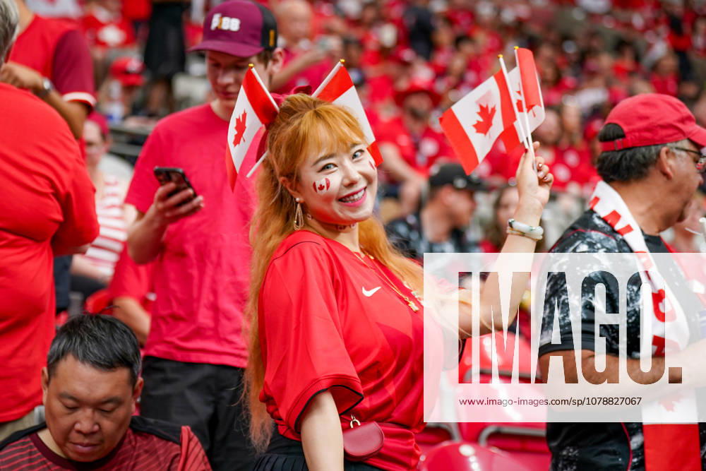 Kanada: Fußball FIFA Weltmeisterschaft 2026 Gruppenphase Schweiz vs Kanada BC Place Stadium (Vancouver, British Columbia): Kanadische Fußballfans, Fan-Porträt, weiblicher Fan, Kanada-Fahnen, Nationalflagge Kanada, Gesichtsbemalung, Fanartikel, Fankultur, Fußballbegeisterung, Zuschauer, Tribüne, Stadionatmosphäre, rot-weiße Kleidung, Supporter, Anhänger, Emotionen, Lächeln, Jubelstimmung, Public Viewing Charakter, Sportveranstaltung, internationales Publikum, WM-Stimmung, Fußballfans, Nahaufnahme, Portrait, Kanada-Supporterin, Fanblock, Freizeit, Event, Menschenmenge.