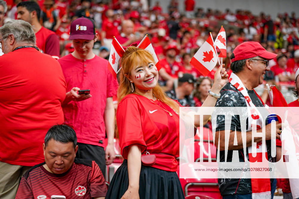 Kanada: Fußball FIFA Weltmeisterschaft 2026 Gruppenphase Schweiz vs Kanada BC Place Stadium (Vancouver, British Columbia): Kanadische Fußballfans, Fan-Porträt, weiblicher Fan, Kanada-Fahnen, Nationalflagge Kanada, Gesichtsbemalung, Fanartikel, Fankultur, Fußballbegeisterung, Zuschauer, Tribüne, Stadionatmosphäre, rot-weiße Kleidung, Supporter, Anhänger, Emotionen, Lächeln, Jubelstimmung, Public Viewing Charakter, Sportveranstaltung, internationales Publikum, WM-Stimmung, Fußballfans, Nahaufnahme, Portrait, Kanada-Supporterin, Fanblock, Freizeit, Event, Menschenmenge.