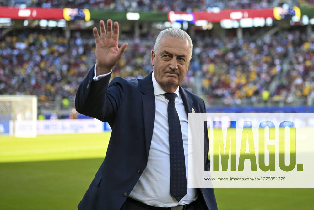 June 25, 2026, Santa Clara, California, USA: Paraguayan Manager GUSTAVO ALFARO waves to fans before the World Cup 2026 Group D soccer match between Paraguay and Australia. Santa Clara USA - ZUMAk194 20260625_zsp_k194_009