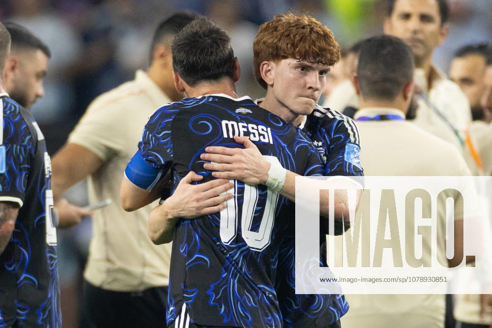 Argentina forward LIONEL MESSI (10) hugs Argentina midfielder VALENTIN BARCO (8) after the 2026 FIFA World Cup, WM, Weltmeisterschaft, Fussball Group J match between Argentina and Jordan at Dallas Stadium in Arlington, Texas. World Cup 2026: Group J: Argentina 3:1 Jordan - ZUMAh193 20260627_zsp_h193_081