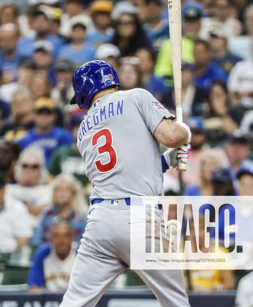 Chicago Cubs third baseman Alex Bregman is hit by a pitch thrown by Milwaukee Brewers relief pitcher Joel Kuhnel in the tenth inning of the MLB, Baseball Herren, USA game between the Chicago Cubs and the Milwaukee Brewers at American Family Field in Milwaukee, Wisconsin on Sunday, June 28, 2026. MIL20260628835 TANNENxMAURY
