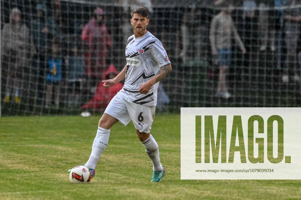 Marcus Mathisen ( Pauli ) am Ball Deutschland , Hamburg , Adolf Jäger Kampfbahn , Fussball , Oberliga Hamburg , 2. Bundesliga , Test , Altona 93 - FC St Pauli