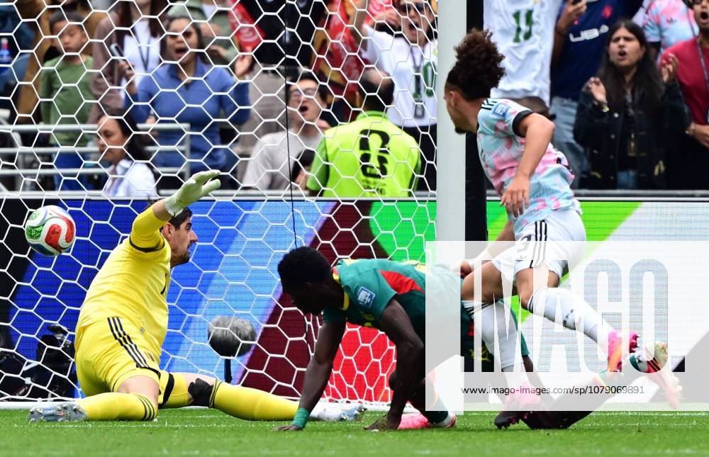 Belgium s goalkeeper Thibaut Courtois and Senegal s Ismaila Sarr pictured during the 0-2 goal during a soccer game between Belgian national team, Nationalteam Red Devils and Senegal, on Wednesday 01 July 2026, at the Seattle Field, in Seattle, a 1 16 finals game in the FIFA World Cup, WM, Weltmeisterschaft, Fussball 2026. DIRKxWAEM x180121954x