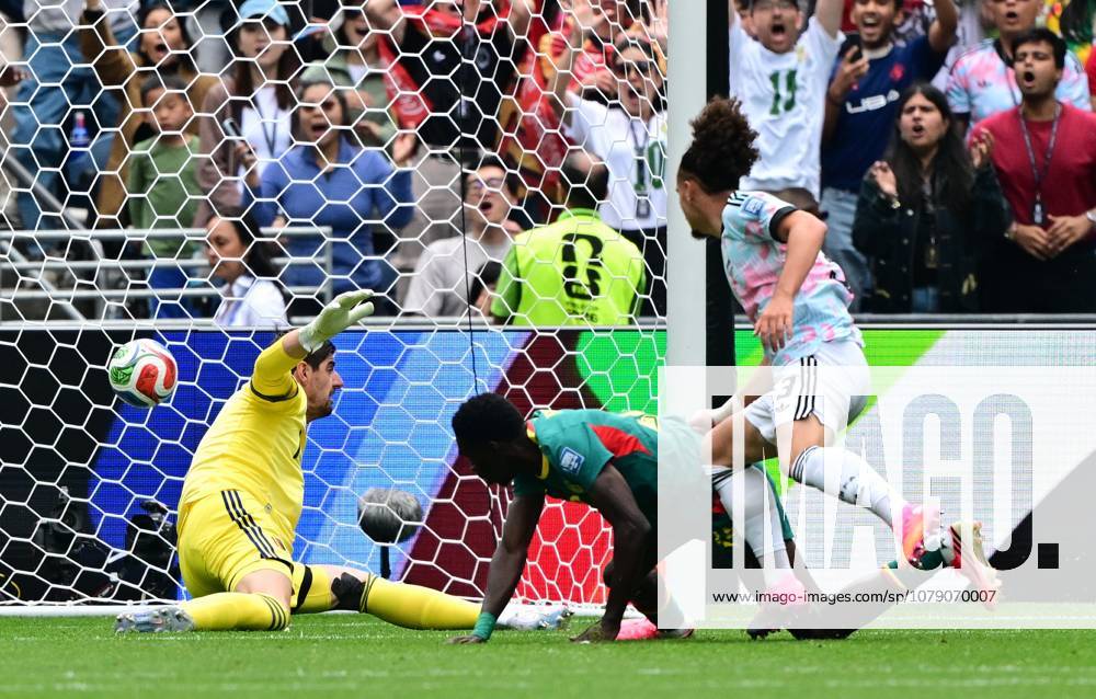 Belgium s goalkeeper Thibaut Courtois and Senegal s Ismaila Sarr pictured during the 0-2 goal during a soccer game between Belgian national team, Nationalteam Red Devils and Senegal, on Wednesday 01 July 2026, at the Seattle Field, in Seattle, a 1 16 finals game in the FIFA World Cup, WM, Weltmeisterschaft, Fussball 2026. DIRKxWAEM x180122024x