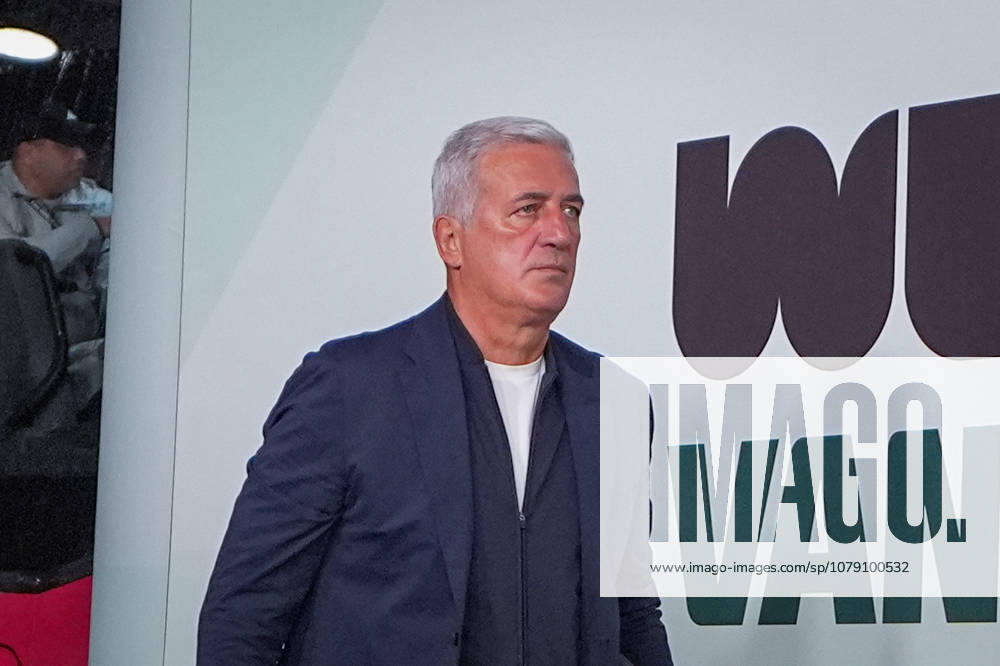 Kanada: Fußball FIFA World Cupl 2026 Sechzehntelfinale - Schweiz vs Algerien - BC Place Vancouver: Ankunft Mannschaftsbus Team Algerien mit Vladimir Petković Vladimir Petkovic (Trainer Algerien)