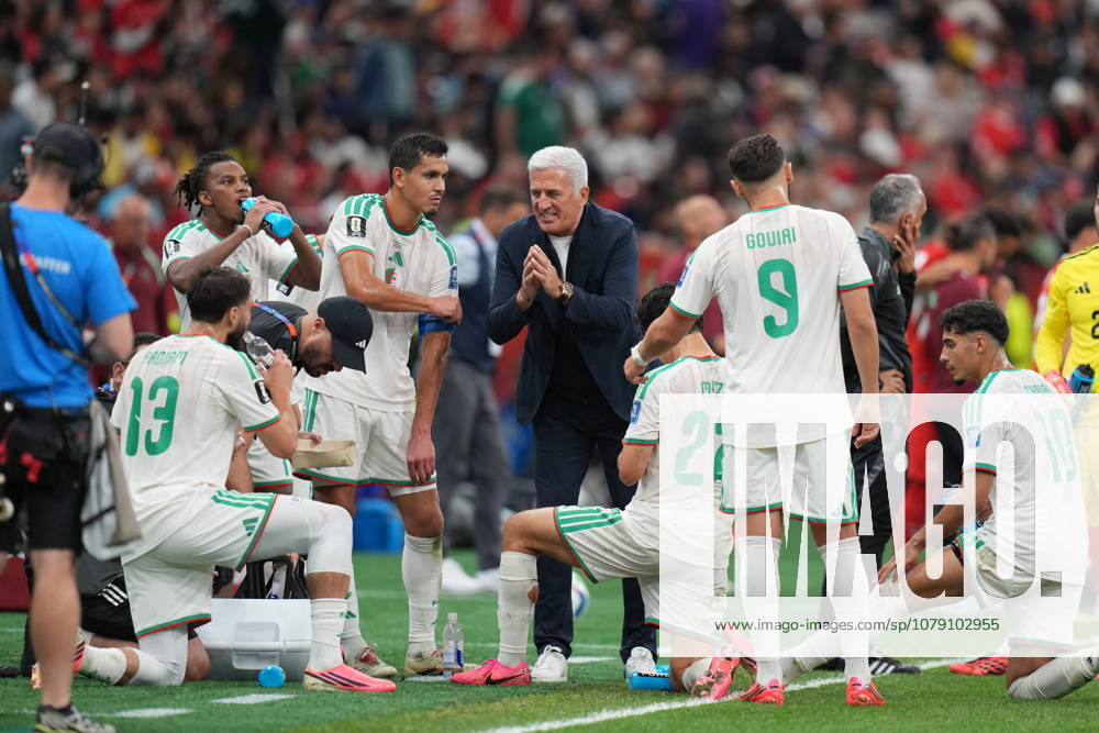 Switzerland v Algeria - FIFA World Cup, WM, Weltmeisterschaft, Fussball 2026 - Round of 32 VANCOUVER, CANADA - JULY 02: Head coach of Algeria Vladimir Petkovic talks to his players at hydration break against Riyad Mahrez of Algeria during the 2026 FIFA World Cup Round of 32 match between Switzerland and Algeria at BC Place (Vancouver Stadium) in Vancouver, British Columbia, Canada on July 02, 2026. Ercin Erturk Anadolu British Columbia Canada. Editorial use only. Please get in touch for any other usage.