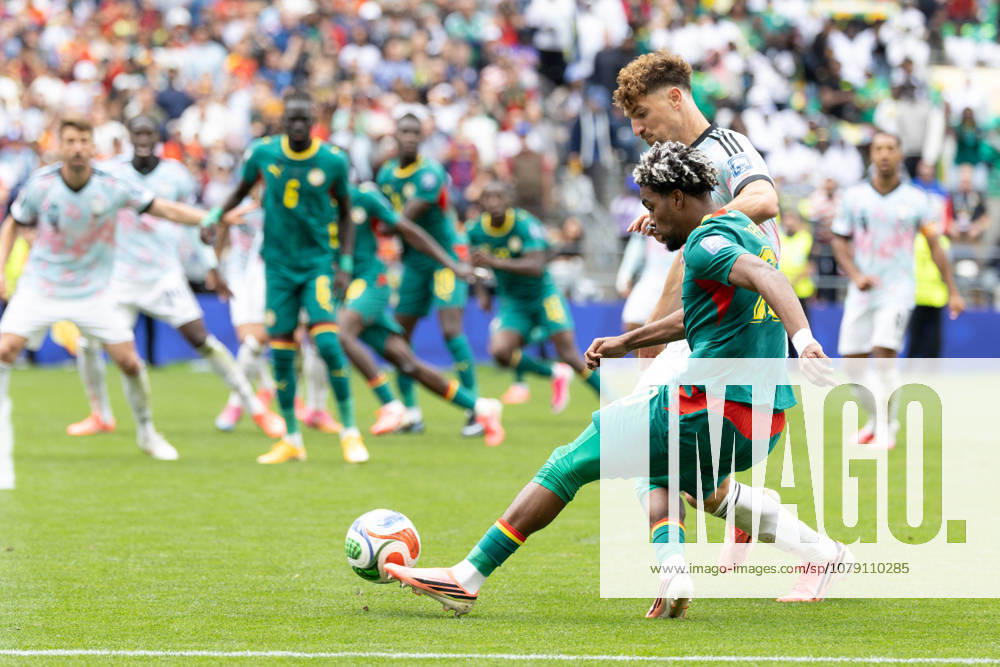 Senegal forward Ibrahim Mbaye (20) try to take the ball by Belgium defender Thomas Meunier (15) in overtime of the game Belgium national team, Nationalteam vs Senegal National Team for the FIFA World Cup, WM, Weltmeisterschaft, Fussball match, at Seattle Stadium. Belgium National Team Vs Senegal National Team - ZUMAl181 20260701_zsp_l181_192