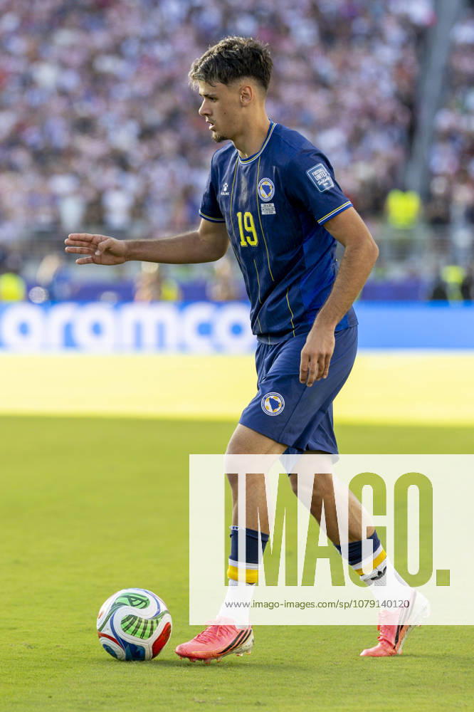 SANTA CLARA, CA - JULY 01: Kerim Alajbegovic 19 of Bosnia and Herzegovina controls the ball during the FIFA World Cup, WM, Weltmeisterschaft, Fussball round of 32 match between the United States (USA) and Bosnia and Herzegovina on July 1, 2026 at San Francisco Bay Area Stadium in Santa Clara, CA. (Photo by Bob Kupbens Icon Sportswire) SOCCER: JUL 01 FIFA World Cup 26 Round of 32 - USA v Bosnia and Herzegovina Icon260701189