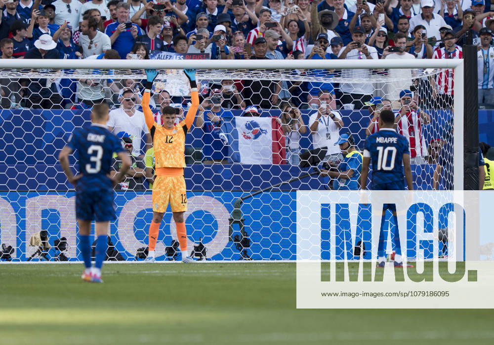 Kylian Mbappe (France, 10) steht bereit vor dem Elfmeter gegen Orlando Gil (Paraguay, 12) FIFA World Cup, WM, Weltmeisterschaft, Fussball 2026: Paraguay v Frankreich 04 July 2026, FIFA World Cup 2026: Paraguay v Frankreich (Round of 16) at Philadelphia Stadium in Philadelphia, Pennsylvania, USA