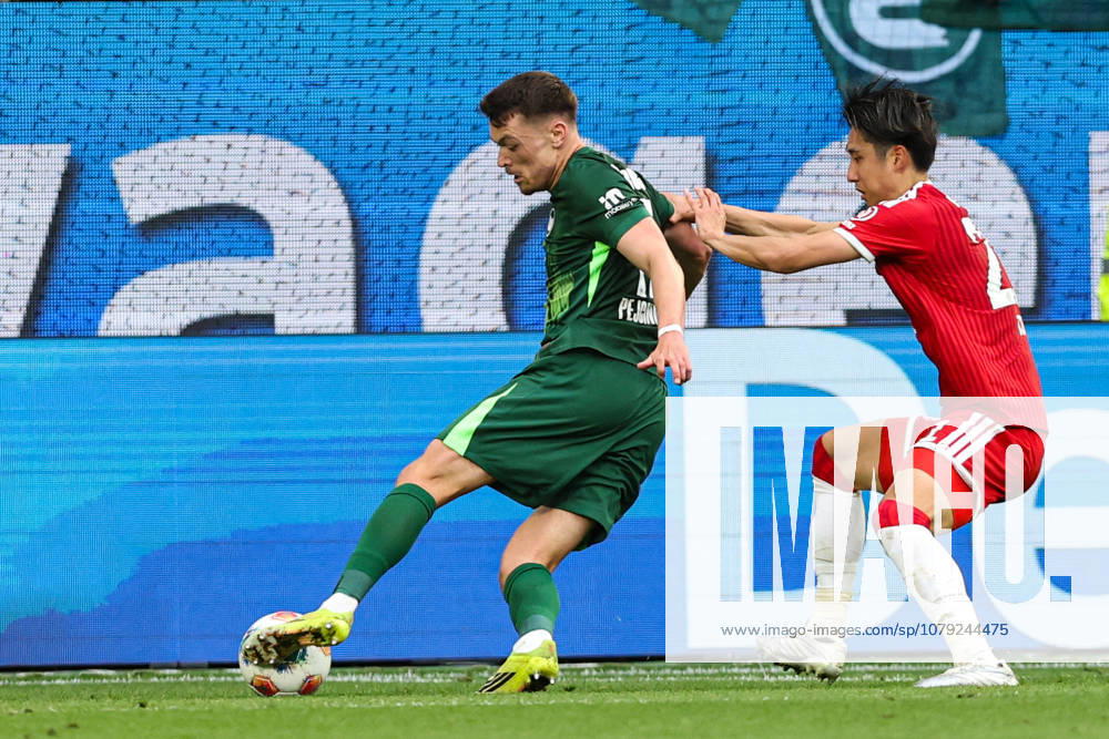 Dzenan Pejcinovic (VfL Wolfsburg,17) gegen Hiroki Ito (FC Bayern München,21) - 1. Fussball Bundesliga Saison 2025-2026 Punktspiel VfL Wolfsburg vs. FC Bayern München in der Volkswagen Arena in Wolfsburg - Aktion,Fussball,Deutschland,Mann,Männer