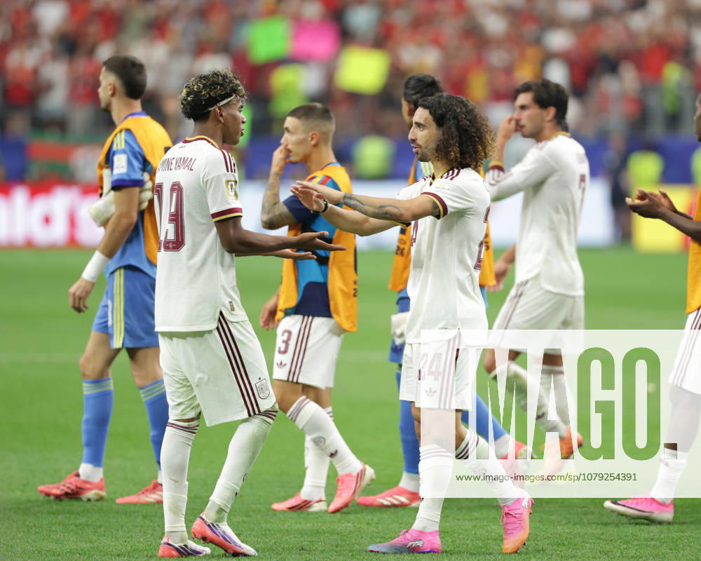 Spain forward LAMINE YAMAL (19) and Spain defender MARC CUCURELLA (24) celebrates after the 2026 FIFA World Cup, WM, Weltmeisterschaft, Fussball round of 16 match between Spain and Portugal at Dallas Stadium in Arlington, Texas. Spain defeated Portugal, 1-0. Arlington USA - ZUMAh193 20260706_zsp_h193_053