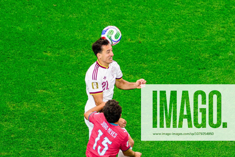 Spain forward Mikel Oyarzabal (21) headers the ball in the FIFA World Cup, WM, Weltmeisterschaft, Fussball 2026, round of 16 football match between Spain and Portugal on July 06, 2026. Arlington USA - ZUMAm348 20260706_znp_m348_019