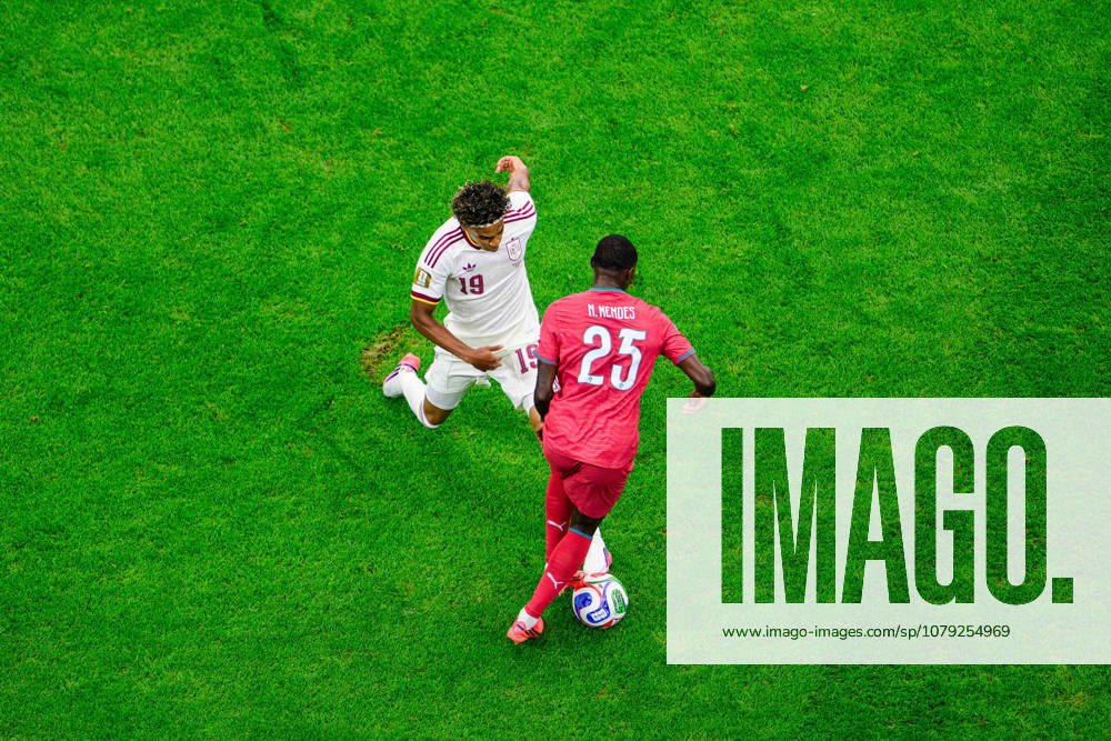 Spain forward Lamine Yamal (19) defends against Portugal defender Nuno Mendes (25) in the FIFA World Cup, WM, Weltmeisterschaft, Fussball 2026, round of 16 football match between Spain and Portugal on July 06, 2026. Arlington USA - ZUMAm348 20260706_znp_m348_031