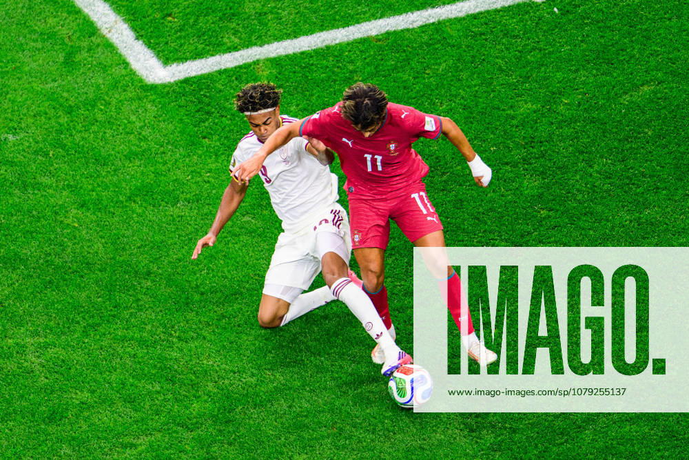 Spain forward Lamine Yamal (19) fouls Portugal forward Joao Felix (11) in the FIFA World Cup, WM, Weltmeisterschaft, Fussball 2026, round of 16 football match between Spain and Portugal on July 06, 2026. Arlington USA - ZUMAm348 20260706_znp_m348_038