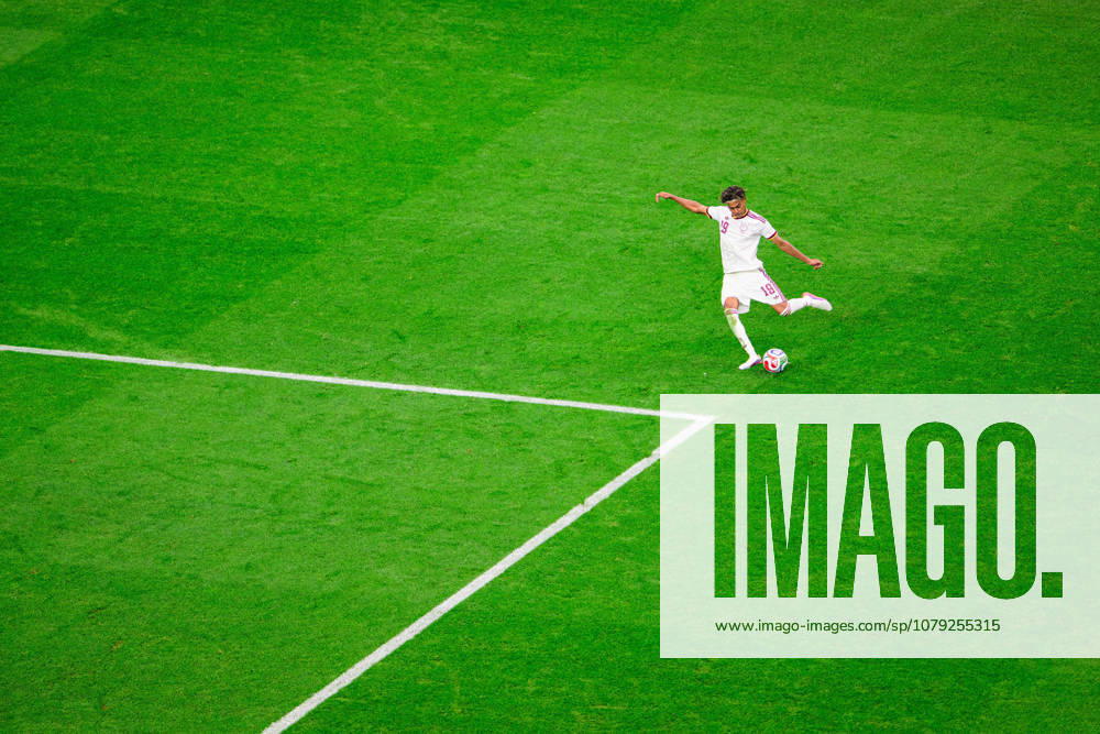 Spain forward Lamine Yamal (19) crosses the ball in the FIFA World Cup, WM, Weltmeisterschaft, Fussball 2026, round of 16 football match between Spain and Portugal on July 06, 2026. Arlington USA - ZUMAm348 20260706_znp_m348_051
