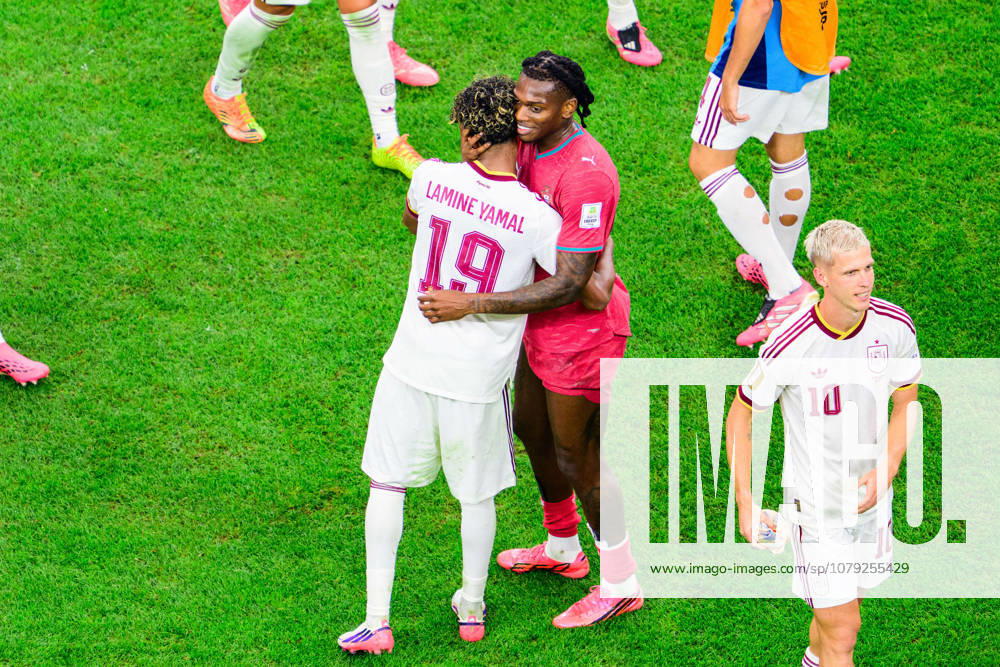Spain forward Lamine Yamal (19) and Portugal forward Rafael Leao (17) embrace each other after the FIFA World Cup, WM, Weltmeisterschaft, Fussball 2026, round of 16 football match between Spain and Portugal on July 06, 2026. Arlington USA - ZUMAm348 20260706_znp_m348_062