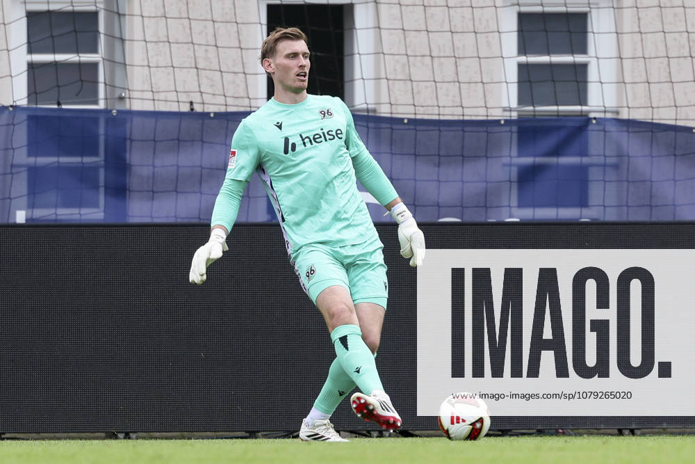 Torhueter Leo Weinkauf (Hannover 96) kontrolliert den Ball, Friendly match, Hannover 96 v 1. FC Phoenix Luebeck, Eilenriedestadion am 07. July 2026 in Hannover, Deutschland. (Foto von Marco Steinbrenner DeFodi Images) Torhueter Leo Weinkauf (Hannover 96) controls the ball, Friendly match, Hannover 96 v 1. FC Phoenix Luebeck, , July 7, 2026 in Hanover, Germany. (Photo by Marco Steinbrenner DeFodi Images) -