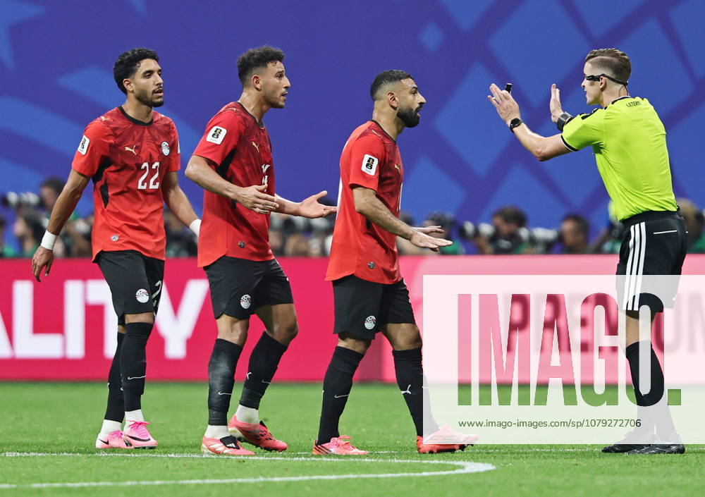 FIFA World Cup, WM, Weltmeisterschaft, Fussball 2026 - Round of 16 - Argentina vs Egypt Referee Francois Letexier (R) gestures to Mo Salah of Egypt during the FIFA World Cup 2026 Round of 16 match Argentina against Egypt, in Atlanta, USA, 07 July 2026. ATLANTA United States