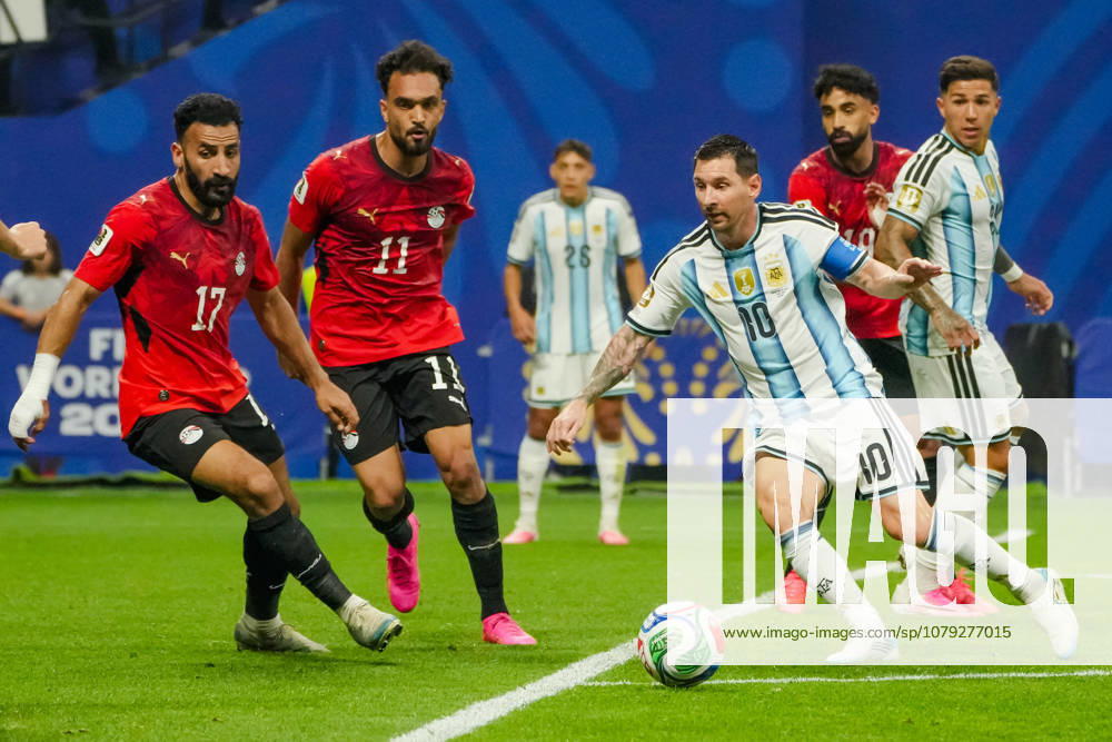 Forward LIONEL MESSI (10) of Argentina passes the ball while Midfielder MOHANAD LASHEEN (17) and Midfielder MOSTAFA ZIKO (11) of Egypt defends him during the Argentina vs Egypt Third Stage Round 16 match in ATLANTA, Georgia. Argentina wins 3-2. World Cup 2026: Round 16: Argentina 3:2 Egypt - ZUMAg276 20260707_zsp_g276_023